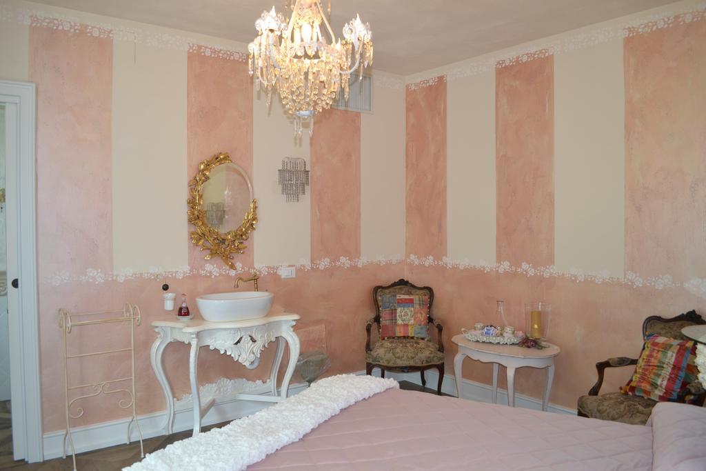 La Maison Delle Favole Дезенцано-дель-Гарда Номер фото