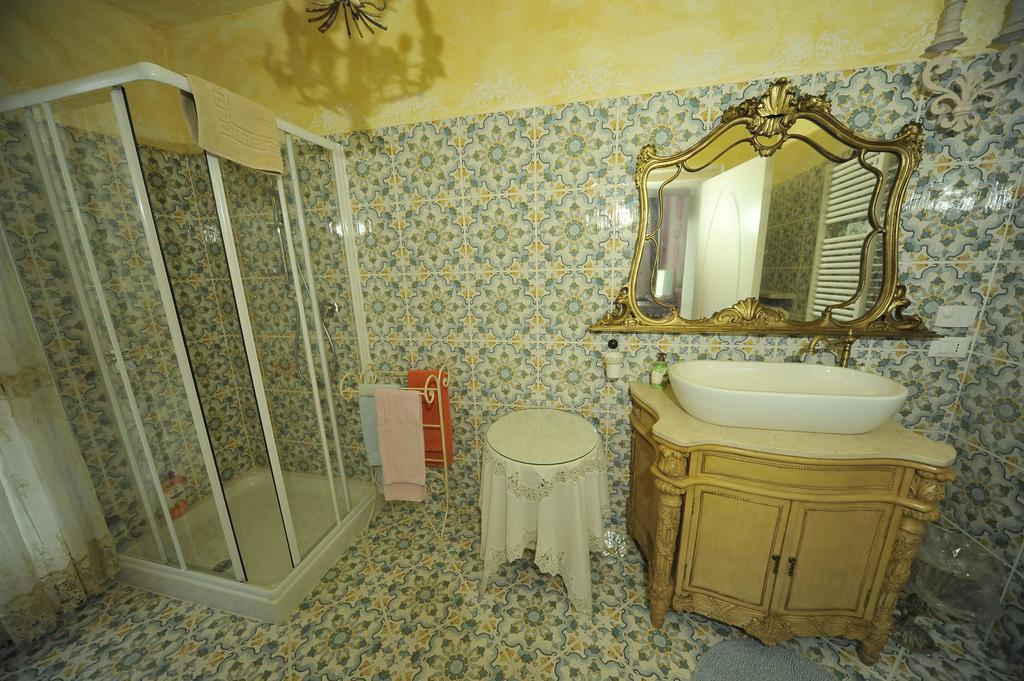 La Maison Delle Favole Дезенцано-дель-Гарда Номер фото